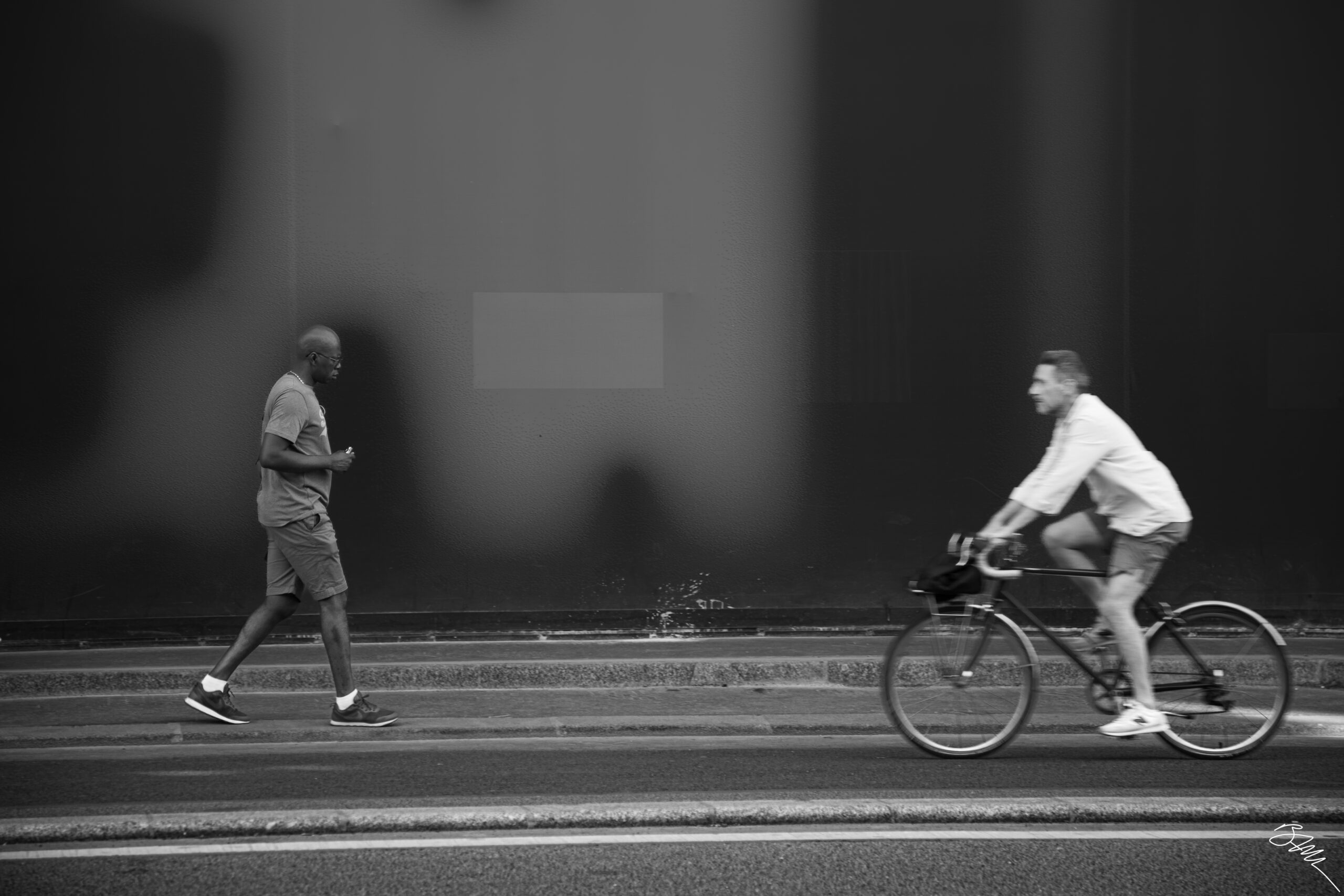 Cycliste dans une ville, un coureur dans le sens inverse
